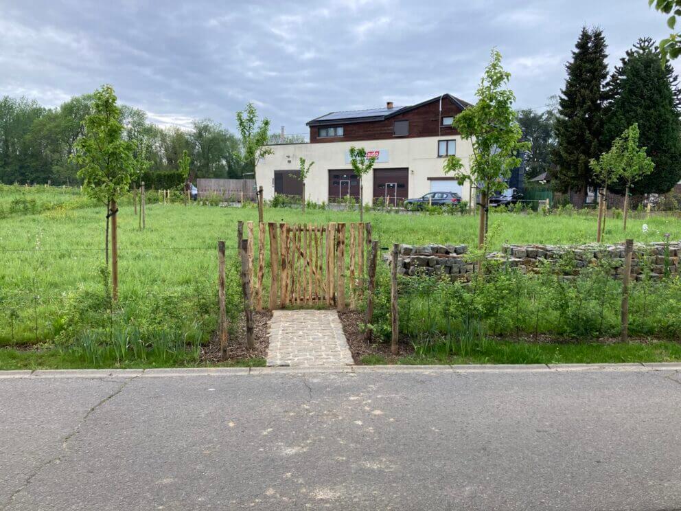 Franse schapenhek poort kastanje (enkel) 120 cm hoog bij 80 cm breed met robinia palen van 180 cm lang met een diameter van 8-10 cm