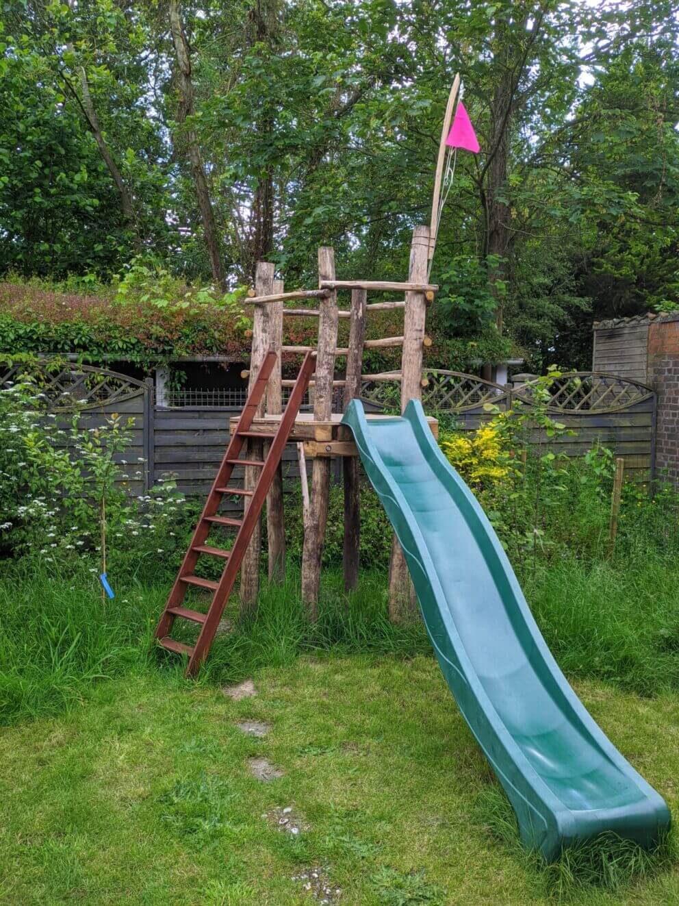 Boomhut/ glijbaan gemaakt met robinia palen 250 cm lang, diam. 10-12 cm en kastanje palen 200 en 250 cm lang, diameter 4-6 cm met kastanje balk rustiek bezaagd 10x10x300 cm en kastanje plank gezaagd 2x15x250 cm