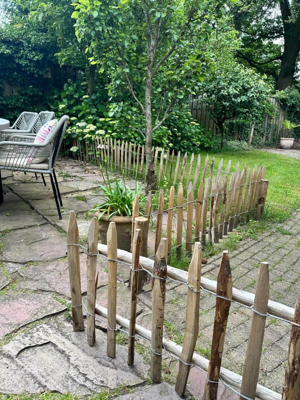 Frans schapenhek 50 cm hoog, latafstand 6 cm met een zelfgemaakt poortje met hekwerk in dezelfde maat.