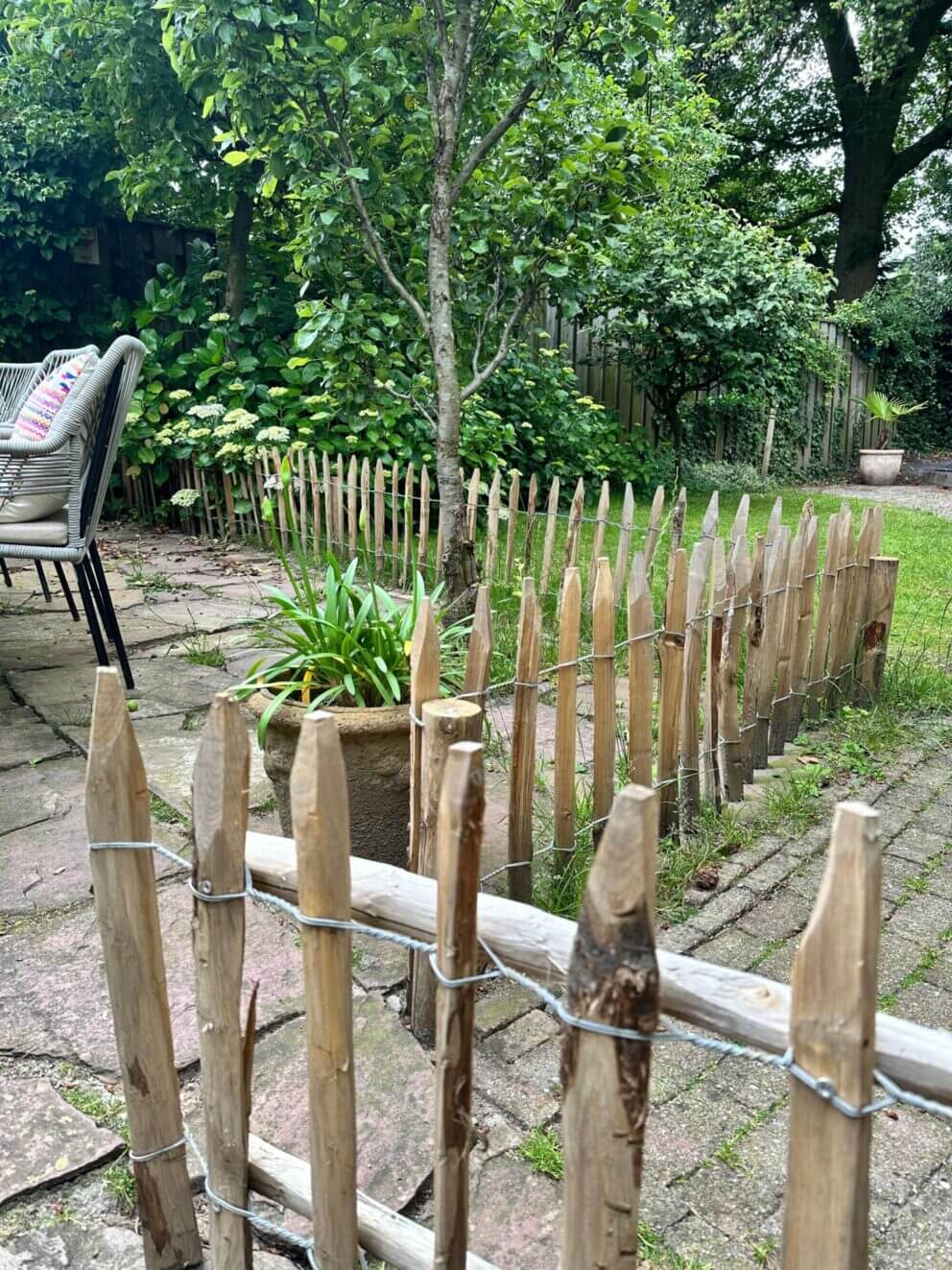 Frans schapenhek 50 cm hoog, latafstand 6 cm met een zelfgemaakt poortje met hekwerk in dezelfde maat.