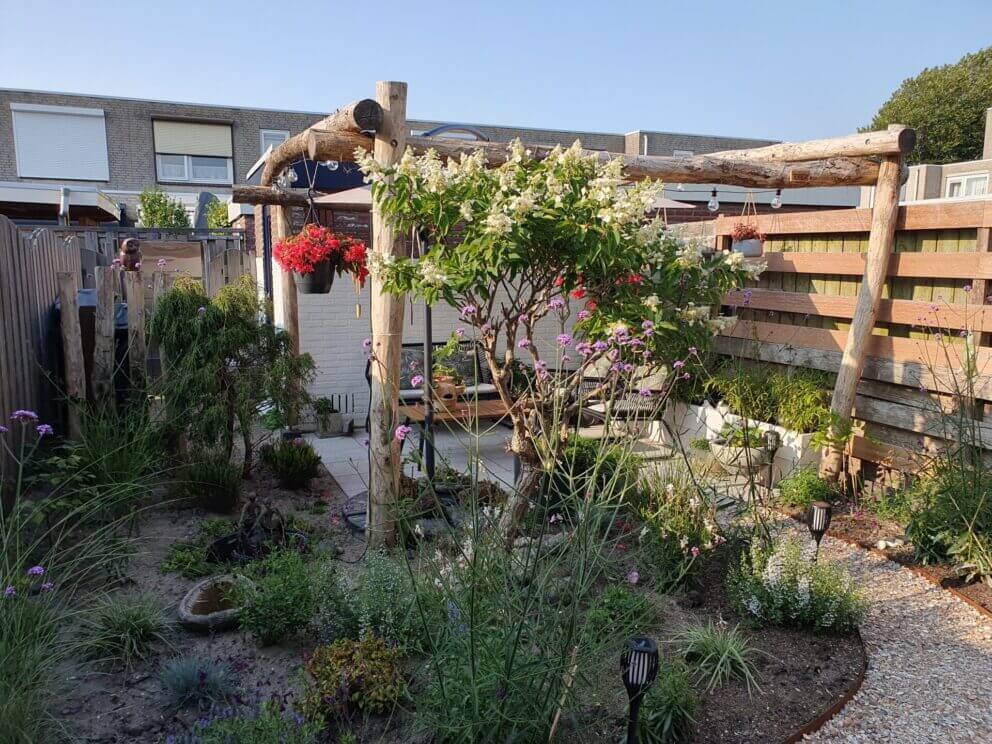 Pergola gemaakt van robinia palen in de diameter 10/12 cm en lengtes 200 en 350 cm met robinia paal in de diameter 12/14 cm en lengte 250 cm