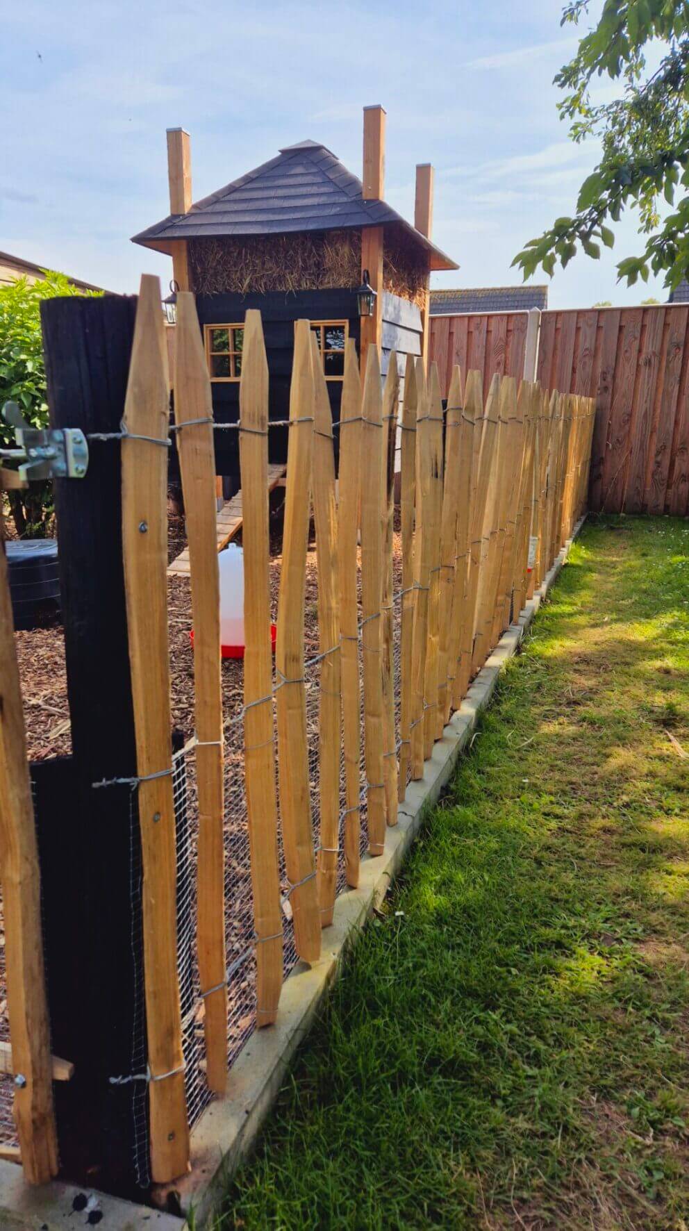 Kippenhok omheining van kastanje schapenhek van 100 cm hoog met een latafstand van 8 cm