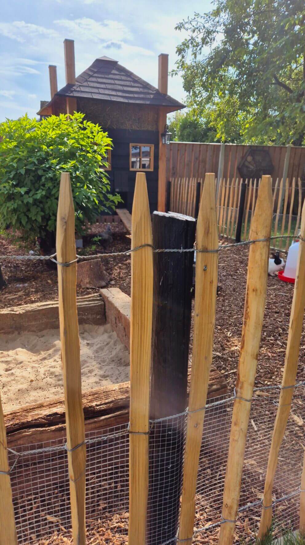 Kippenhok omheining van kastanje schapenhek van 100 cm hoog met een latafstand van 8 cm