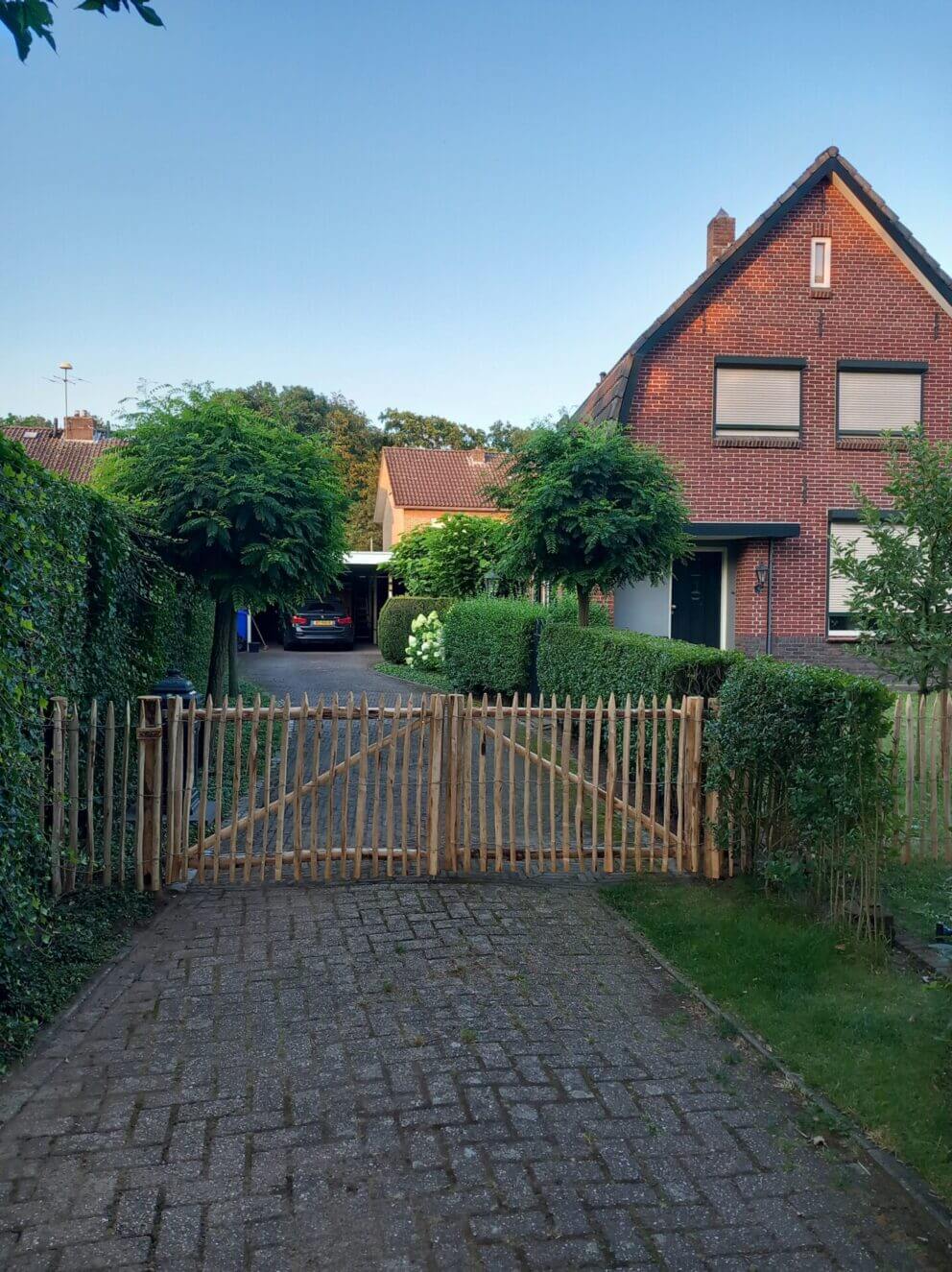 Franse dubbele raamwerkpoort van 150 cm breed bij 100 cm hoog met Frans schapenhek kastanje van 100 cm hoog met een latafstand van 4 cm.