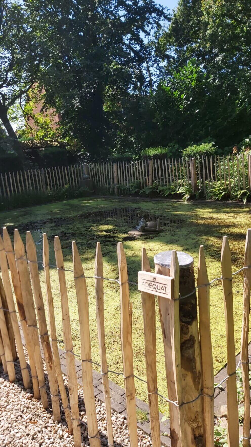 Frans schapenhek van 100 cm hoog, latafstand 8 cm met kastanje paal diameter 7/9 cm in lengte 150/160 cm en diameter 10/12 cm met lengte 175 cm als omheining bij een vijver.