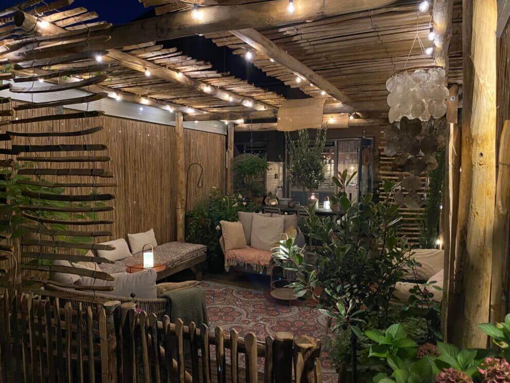 Boho stijl tuin en overkapping met kastanje paal 350 en 400 cm lang, diameter 10/12 cm met kastanje paal 150/160 en 500 cm lang, diameter 7/9 cm met Franse rondhoutpoort 100 breed bij 80 hoog (cm) met frans schapenhek 80 en 175 cm hoog, latafstand 4 cm