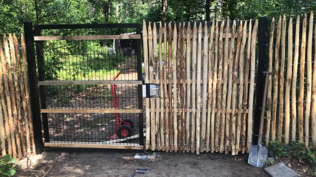 Voorwaarde duizelig Kort leven Een houten hek met een slot - Adéquat